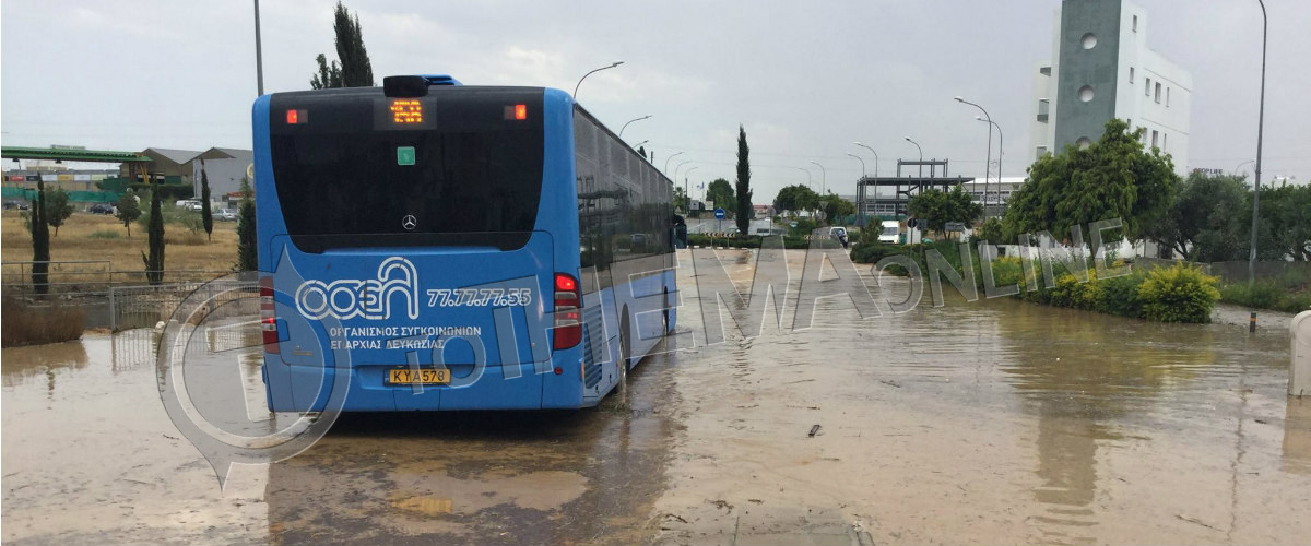 ΠΛΗΜΜΥΡΕΣ ΛΑΤΣΙΑ: H αγωνιώδης στιγμή όταν λεωφορείο με επιβάτες προσπαθεί να περάσει από χείμαρρο - BINTEO & ΦΩΤΟ